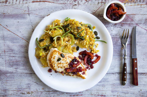 Hähnchenbrust an warmem Kartoffelsalat mit roten Linsen und Kürbiskernen