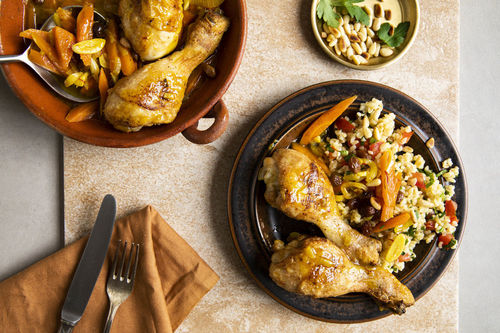 Hähnchendrumsticks orientalische Art mit Rosinen und Pinienkernen, dazu Bulgur