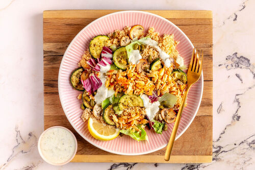 Grillkäse auf Vollkorncouscous mit Zucchini, Pilze & Basilikum-Joghurt-Sauce