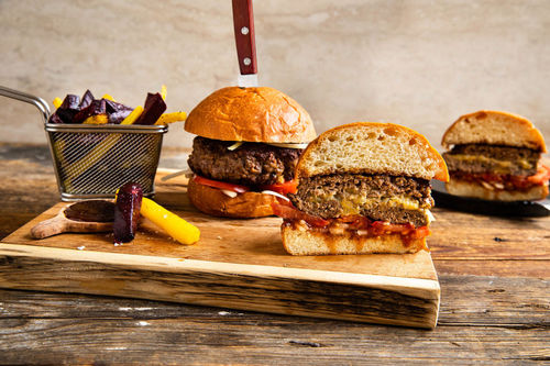 Rindfleischburger mit Käsefüllung mit BBQ-Honig-Sauce und Gemüsepommes