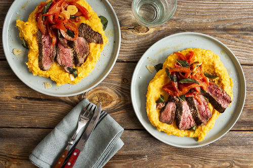 Rindersteak mit Salbei-Tomaten auf cremigem Süßkartoffelstampf