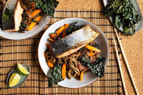 Sobanudeln mit saftigem Lachsfilet mit Grünkohlchips und Limette