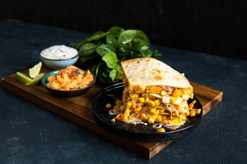 Quesadillas mit Süßkartoffel und Mais dazu zweierlei Dips und Spinatsalat