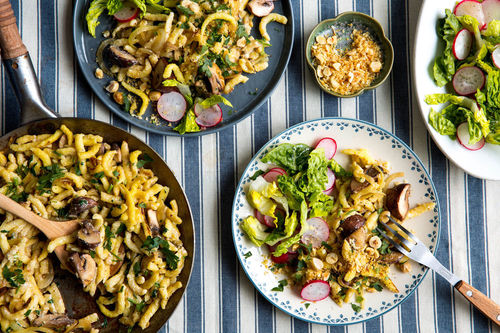 Spätzle mit Pilzen und Nussbröseln dazu Radieschen-Salat