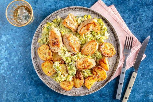 Bio-Hähnchenmedaillons in Rahmsauce mit Lauch, dazu geröstete Kartoffeln