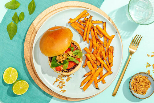 Veganer Burger Thai-Style mit Röstzwiebeln und Süßkartoffelpommes