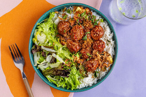Süß-scharfe Geflügelhackbällchen mit Pak Choi und Salat auf Basmatireis