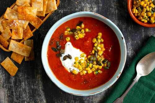 Mexikanische Paprikasuppe mit Tortillachips und Mais