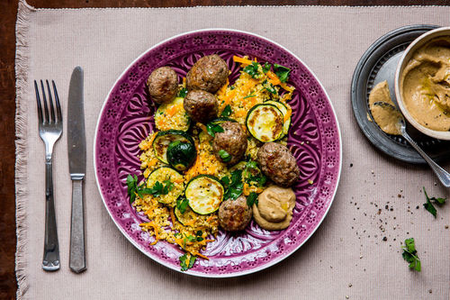 V: Vegane Hack-Kebabs mit Auberginencreme auf Zucchini-Karotten-Bulgur