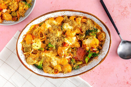 Brokkoli-Pasta-Auflauf mit Mozzarella mit Olivensauce und Kräuterbröseltopping