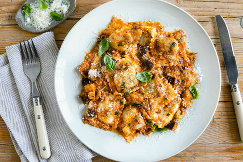Ricotta-Spinat-Tortelli und Aubergine in fruchtiger Tomaten-Oliven-Sauce