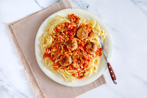 Italienische Fleischbällchen auf Tagliatelle mit fruchtiger Zucchini-Tomaten-Sauce