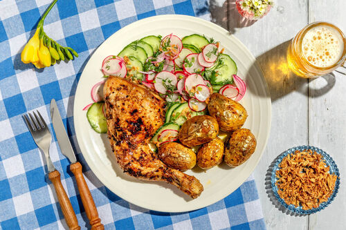 Hähnchenkeule mit Ofenkartoffeln dazu Gurken-Radieschen-Salat mit Röstzwiebeln