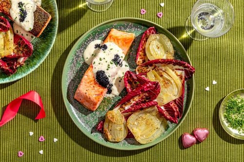 Lachs mit Zitronensauce und Seealgen-Kaviar an Chicoréesalat mit geschmortem Fenchel