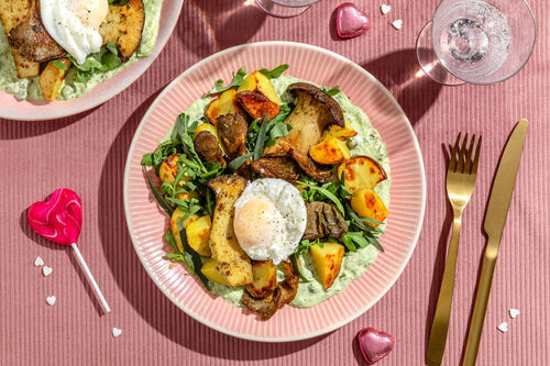 Kräuterseitlinge und pochiertes Ei mit Kartoffeln auf Kräutercreme und Rucola