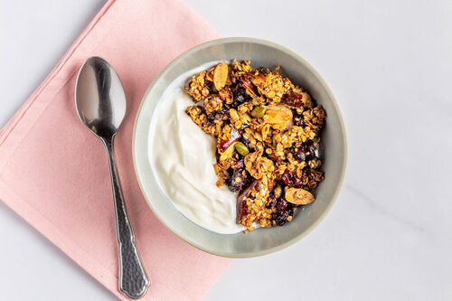 Orientalischer Granola-Mix mit Trockenobst, Pistazien und Ras el-Hanout