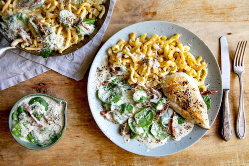 Spätzle mit zarter Bio-Hähnchenbrust und cremiger Spinat-Käse-Sauce mit Tomaten