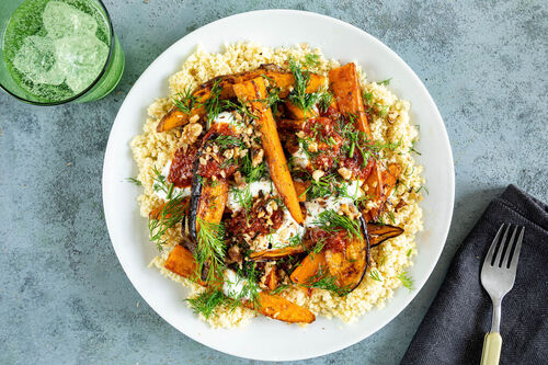 Auberginen-Süßkartoffel-Gemüse auf Couscous mit Harissa-Cranberry-Sauce