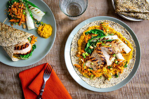 5-Gewürze-Hähnchen in Algen-Wraps mit gebratenem Pak Choi und Karotten