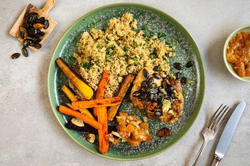 Knusper-Huhn mit gebackenen Karotten dazu Quinoa und Aprikosenrelish