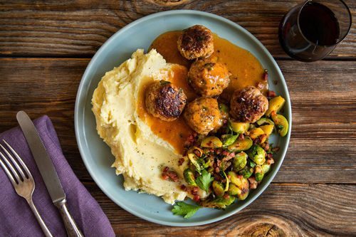 Hackbällchen mit Rosenkohl und Speck auf Kartoffelstampf mit Senf