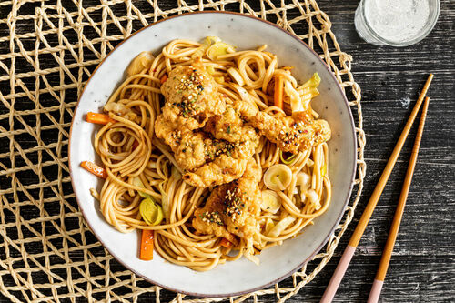 Hähnchenschenkel-Tempura auf Udon-Nudeln mit buntem Gemüse