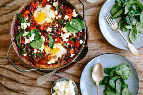 Schnelle Shakshuka mit Käse mit schwarzen Bohnen, Paprika und Ei