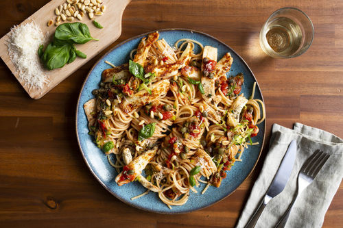 Halloumi-Zucchini-Pasta mit Tomaten und Pinienkernen