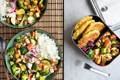 2in1: Tandoori-Tofu mit Gemüsecurry & Reispfannkuchen mit Gemüsecurry