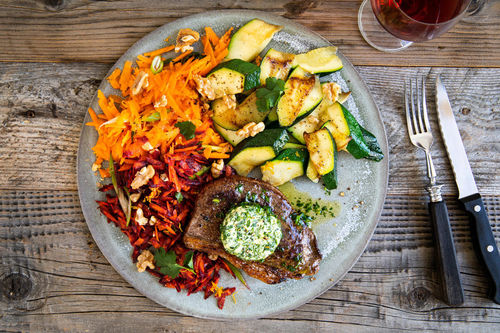 5-Gewürze-Steak mit Korianderbutter dazu Zucchini und zweierlei Karottensalat
