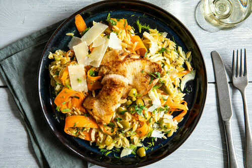 Hähnchen italienische Art auf buntem Risonisalat mit Oliven