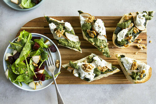 Überbackenes Ziegenkäse-Baguette mit Birne und Rote-Bete-Spinat-Salat