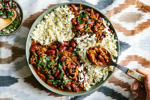 Chili con Carne mit Blumenkohlreis und Limettensalsa