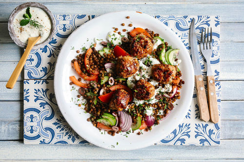 Putenhackbällchen griechische Art mit Linsensalat und Minzjoghurt