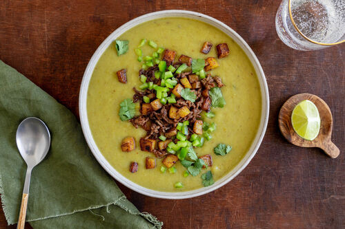 Peruanische Kartoffel-Paprika-Suppe mit knusprigem Putenhack und Limette