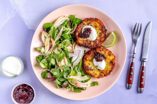 Würzige Kartoffelbratlinge mit Joghurt dazu Pflaumen-Gewürz-Chutney und Fenchelsalat