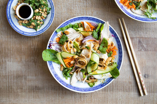 Vietnamesischer Hähnchensalat mit Reisnudeln und Gemüse