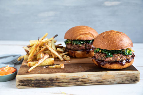 Salsiccia-Hackfleisch-Burger mit Spinat und gebackenen Pastinaken