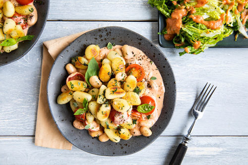 Gnocchi in Tomaten-Bohnen-Sauce dazu Salat mit Tamarindendressing