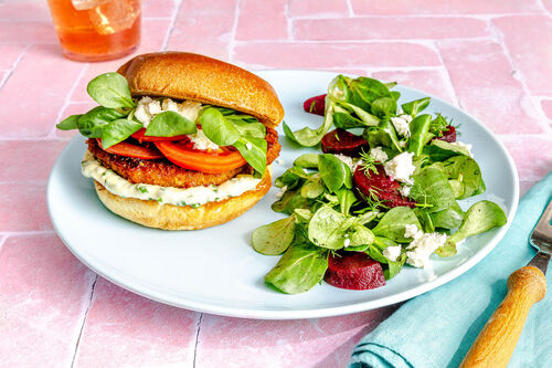 Superfix: Veggieschnitzel-Burger mit Feta dazu Schnittlauchcreme und Rote-Bete-Salat