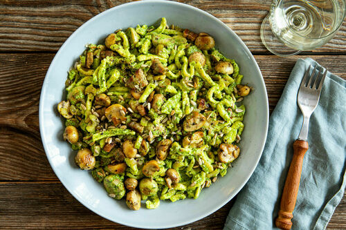 Spätzle mit Schweinebauch-Croûtons und würzigem Rucolapesto mit Käse