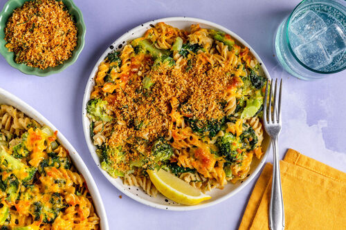 Nudelauflauf Mac-’n’-Cheese-Style mit Brokkoli und Zitronen-Basilikum-Bröseln