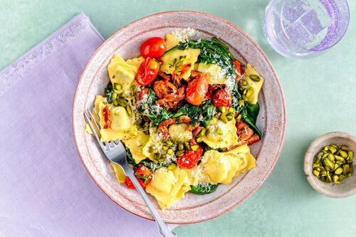 Feine Tortelli mit Bacon und Salbei mit Kirschtomaten, Käse und Pistazien