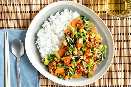 Veganes Cashew-„Hähnchen“ Thai-Style mit knackigem Gemüse und Jasminreis