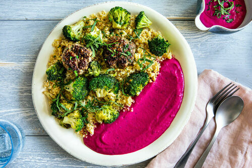 Schawarma-Putenhackbällchen mit Brokkoli, Bulgur und Joghurt-Bete-Dip