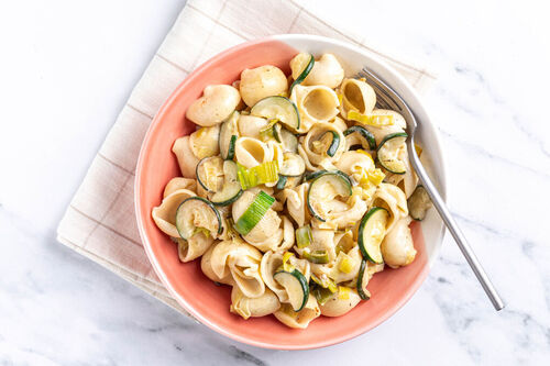 Italienische Pasta-Pfanne mit Zucchini und Lauch in Béchamelsauce