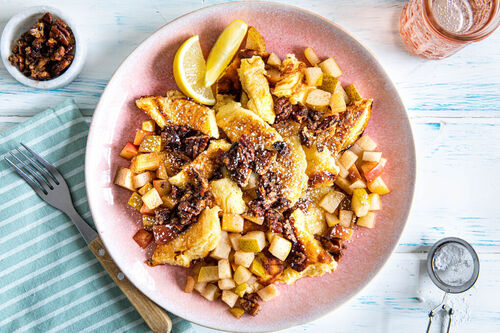 Kaiserschmarrn mit kandierten Nüssen und Apfel-Birnen-Kompott