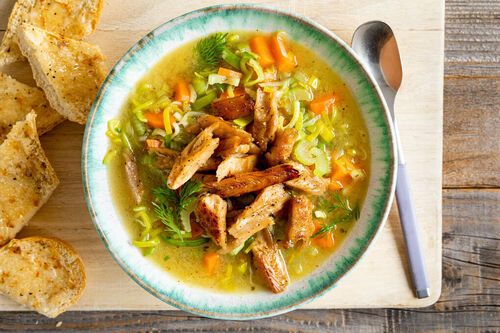 Vegane Gemüse-„Hähnchen“-Suppe dazu knuspriges Knoblauchbrot