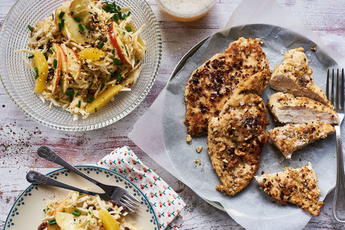 Hähnchenfilet im Nussmantel mit orientalischem Selleriesalat