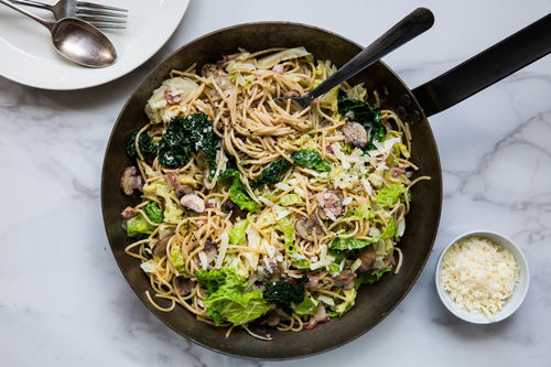 Bacon-Schwarzkohl-Carbonara mit Champignons und Crème fraîche
